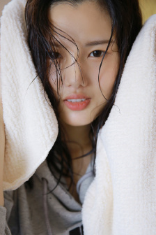 和平精英女性的乳液能有多白?
